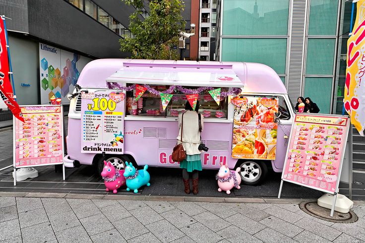 street food dans une voiture rose