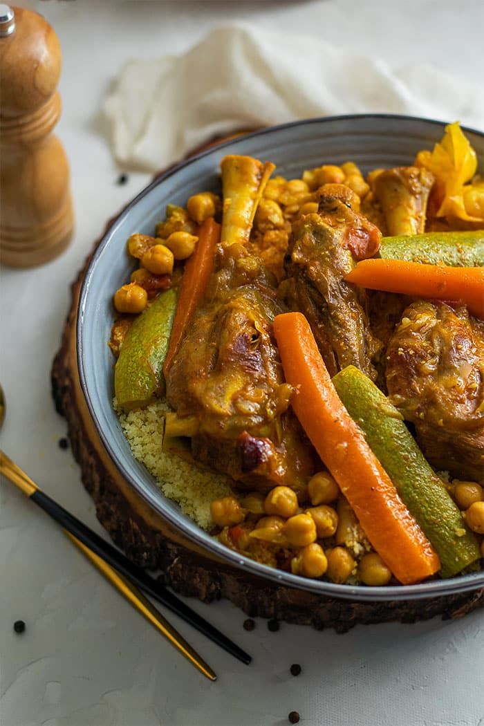 notre plat du jour couscous avec des legumes et de la viande
