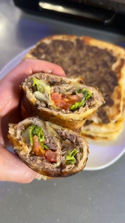 sandwich dans le pain mlewi avec de la kefta